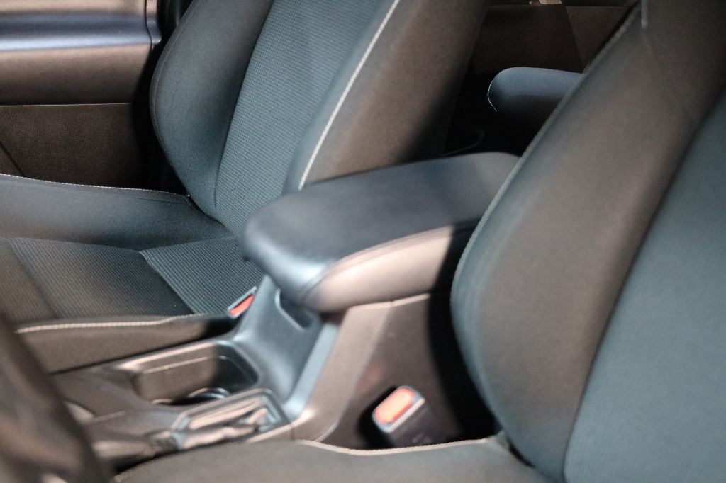 Toyota RAV4 2017 фото 9