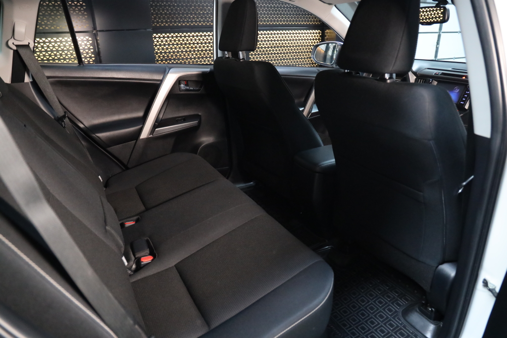 Toyota RAV4 2017 фото 17