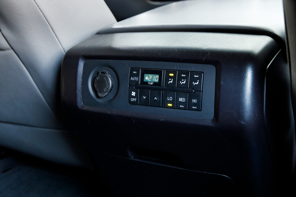 Toyota Sequoia 5.7 Dual VVT 2016 photo 23