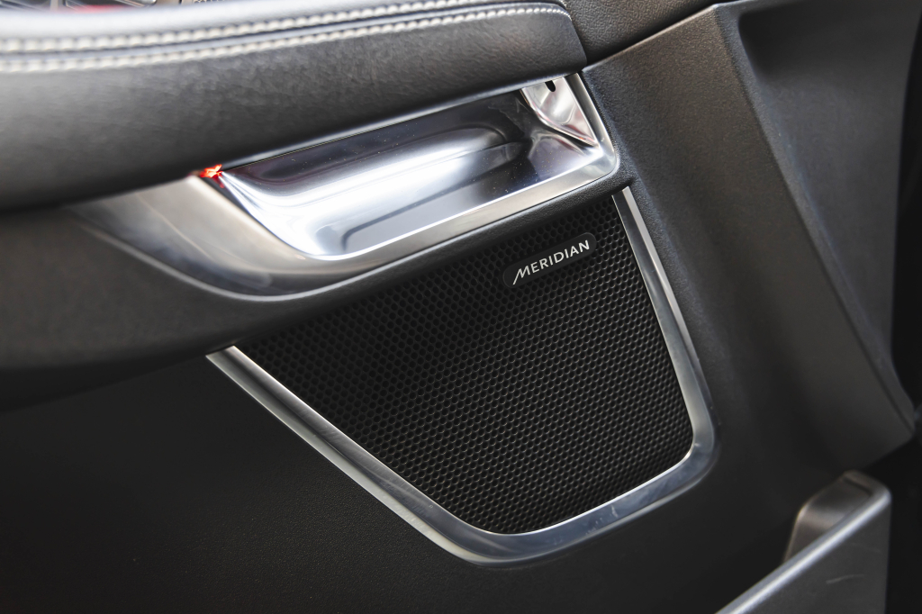 Jaguar E-Pace 2018 фото 17