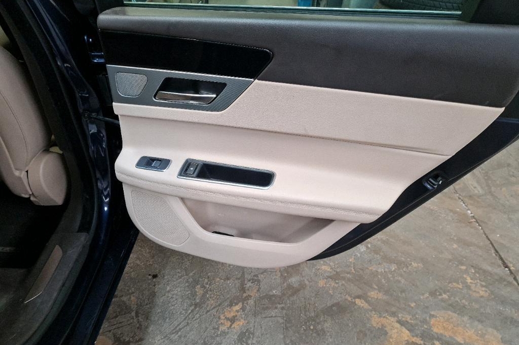 Jaguar XF Sportbrake 2018 фото 31