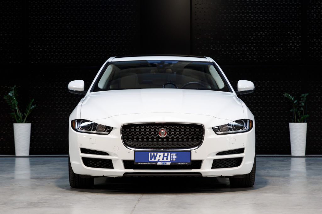Jaguar XE 25T 2017 photo 1