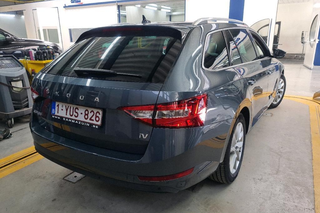 Skoda Superb Combi 2020 фото 5