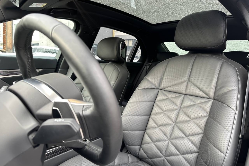 BMW 7 Series 740d 2024 фото 13