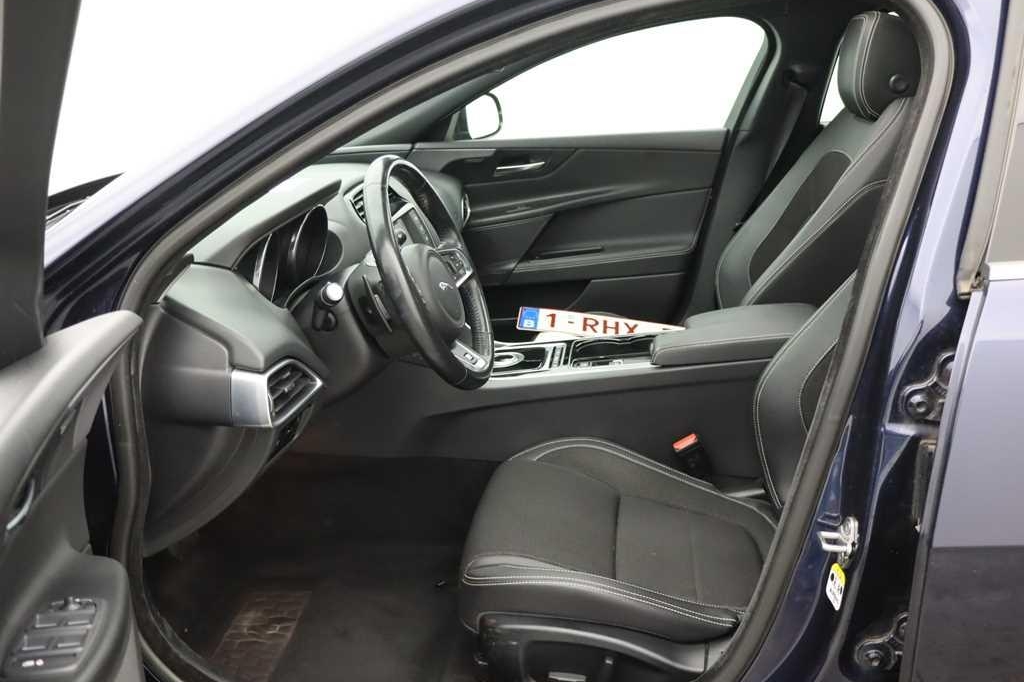 Jaguar XE 2017 photo 2