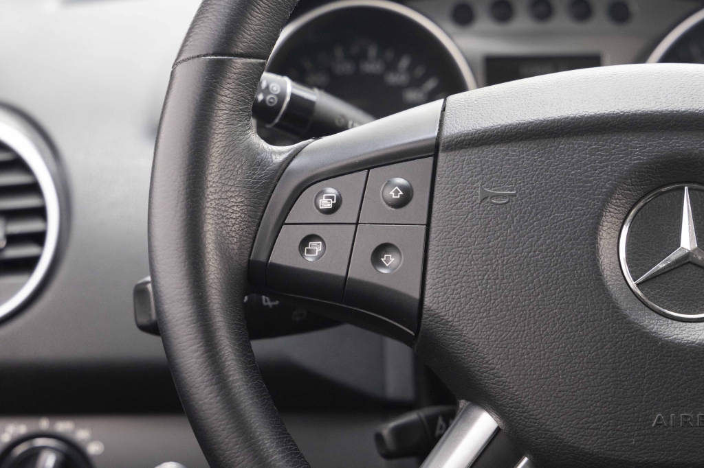 Mercedes-Benz M-Class ML500 W164 2006 photo 35