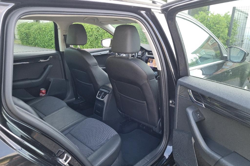 Skoda Octavia Combi 2018 photo 11
