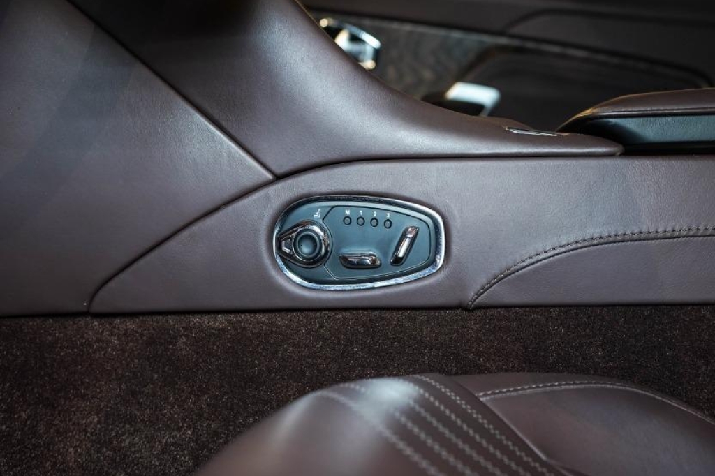 Aston Martin DB11 2018 фото 8