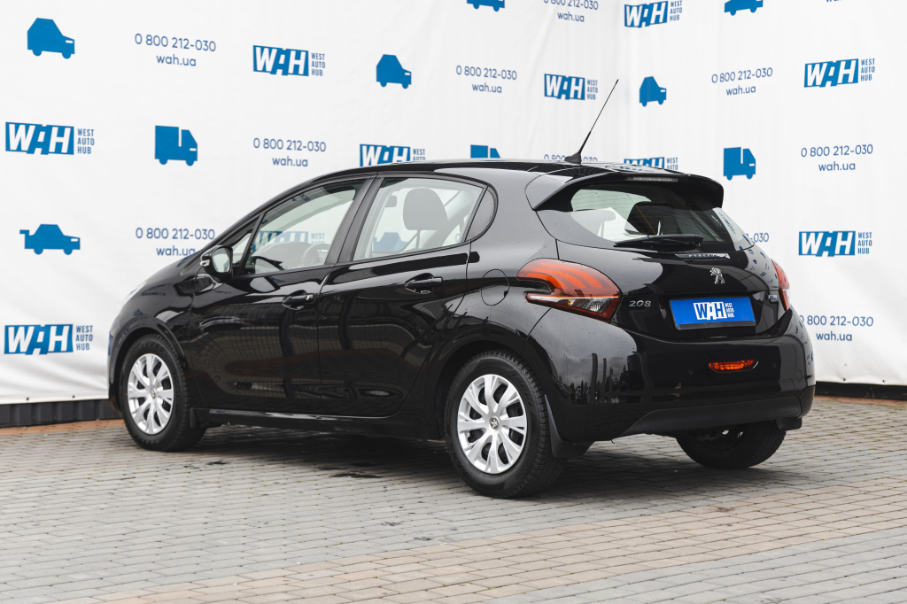 Peugeot 208 2017 фото 10