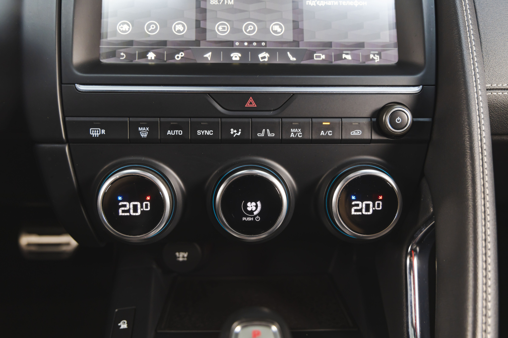 Jaguar E-Pace 2018 фото 32