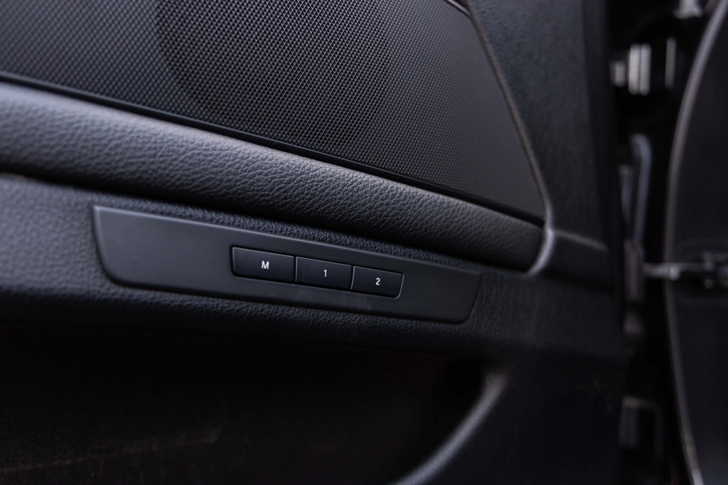 BMW 5 Series 2011 фото 13