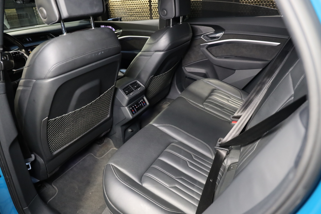 Audi e-tron S 2020 фото 31