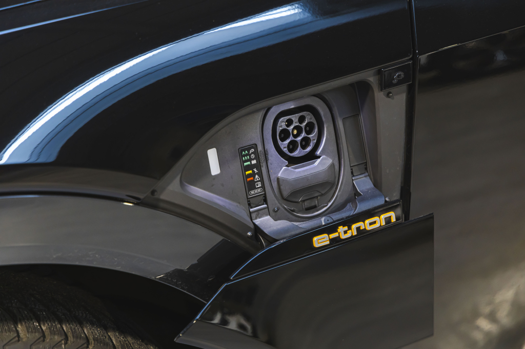 Audi e-tron 2020 фото 14