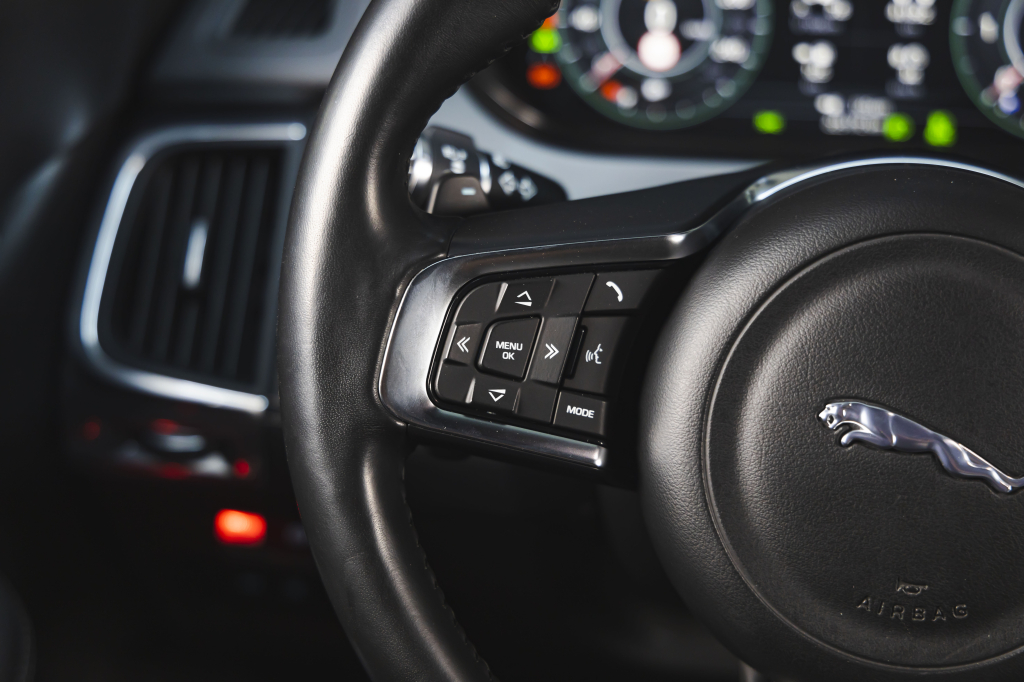 Jaguar E-Pace 2018 фото 23