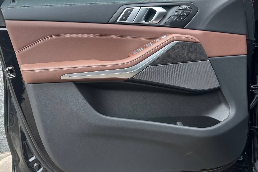 BMW X7 40d 2024 фото 8