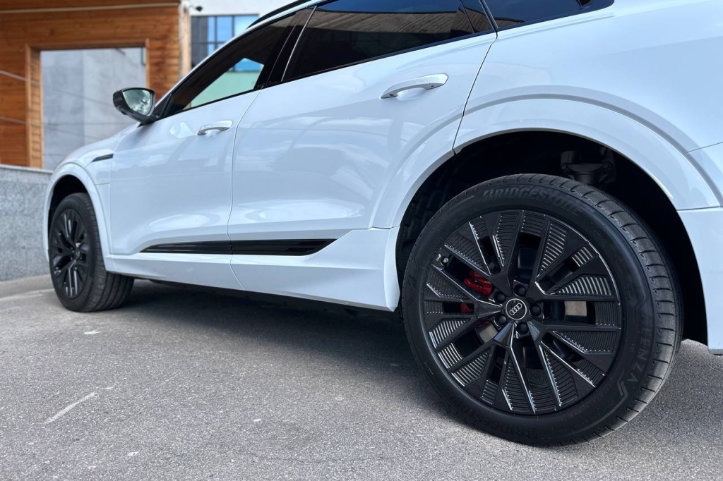 Audi Q8 e-tron 55 114 kWh Quattro S-line 2023 фото 7