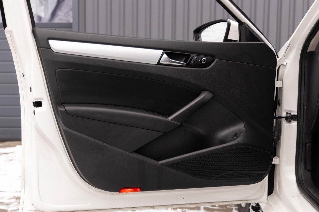 Volkswagen Passat 2012 photo 14