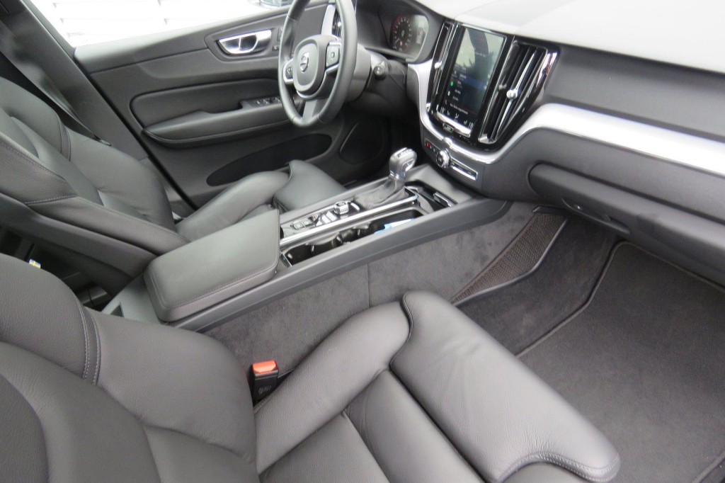 Volvo XC60 2020 фото 4