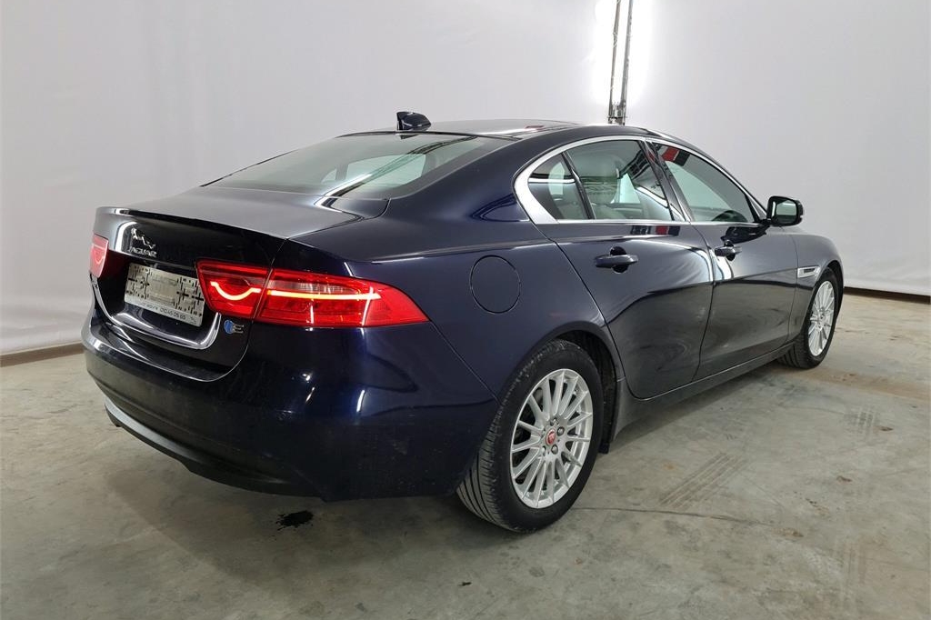 Jaguar XE 2017 photo 3