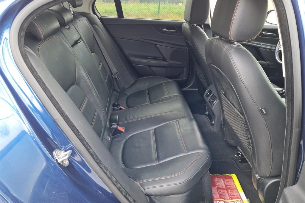 Jaguar XE 2016 фото 1