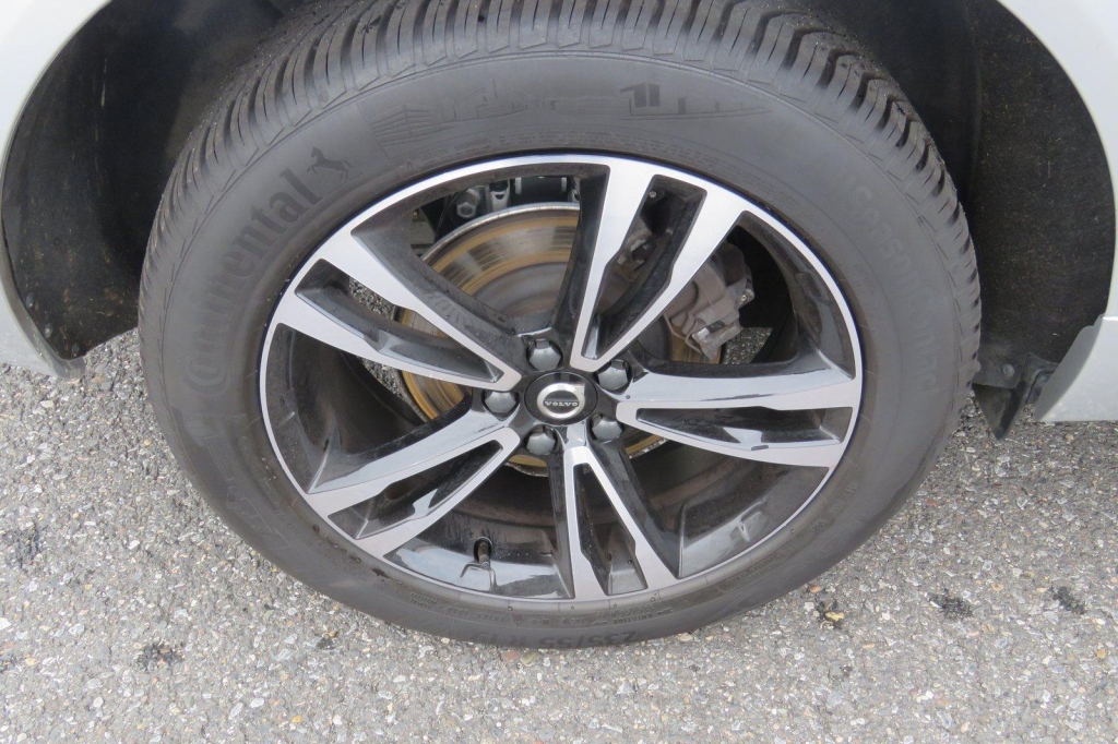 Volvo XC60 2020 фото 10