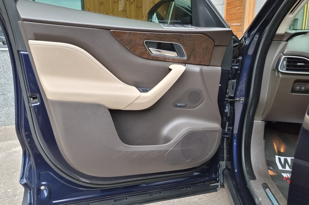 Jaguar F-Pace 2018 photo 21