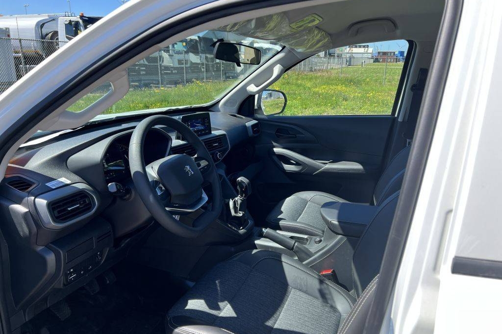 Peugeot Landtrek Double Cab 4x4 1.9L Diesel 6-Speed 2023 фото 11