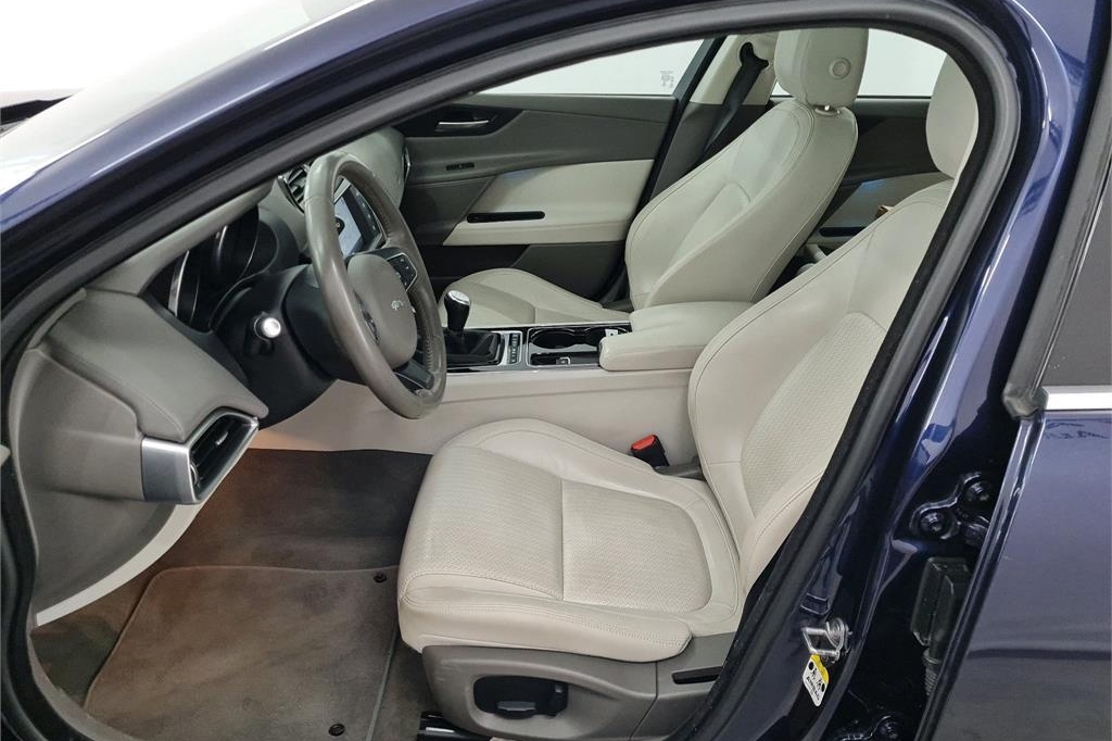 Jaguar XE 2017 photo 4