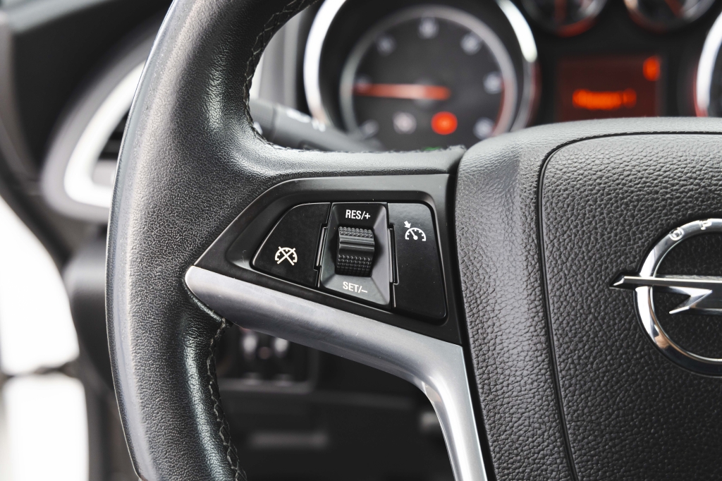 Opel Astra J 2011 фото 13