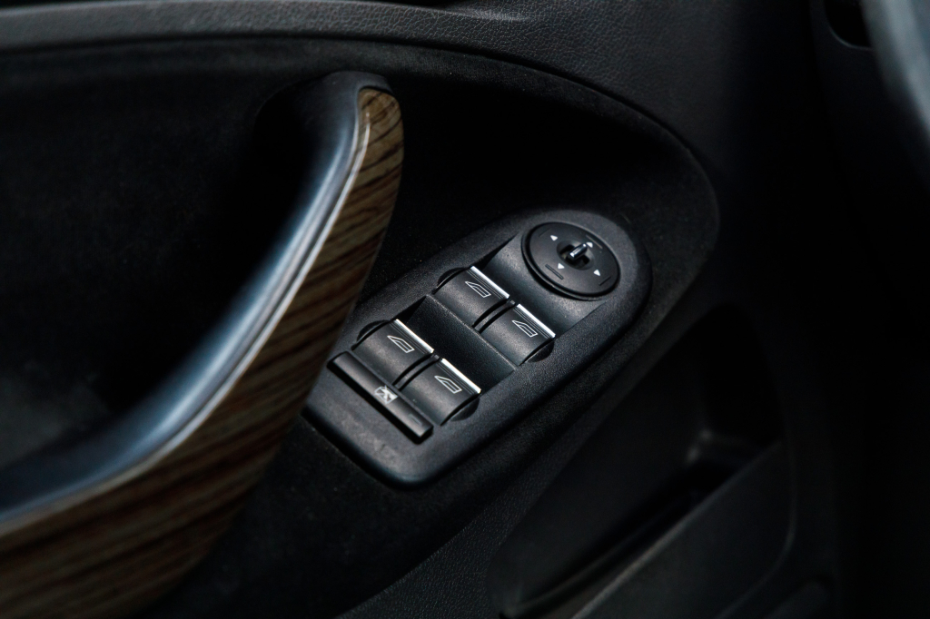 Ford C-Max Ghia photo 17