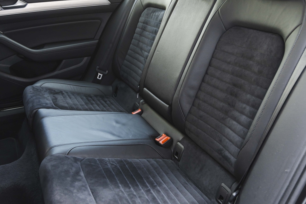 Volkswagen Passat R-Line 4Motion 2018 фото 31