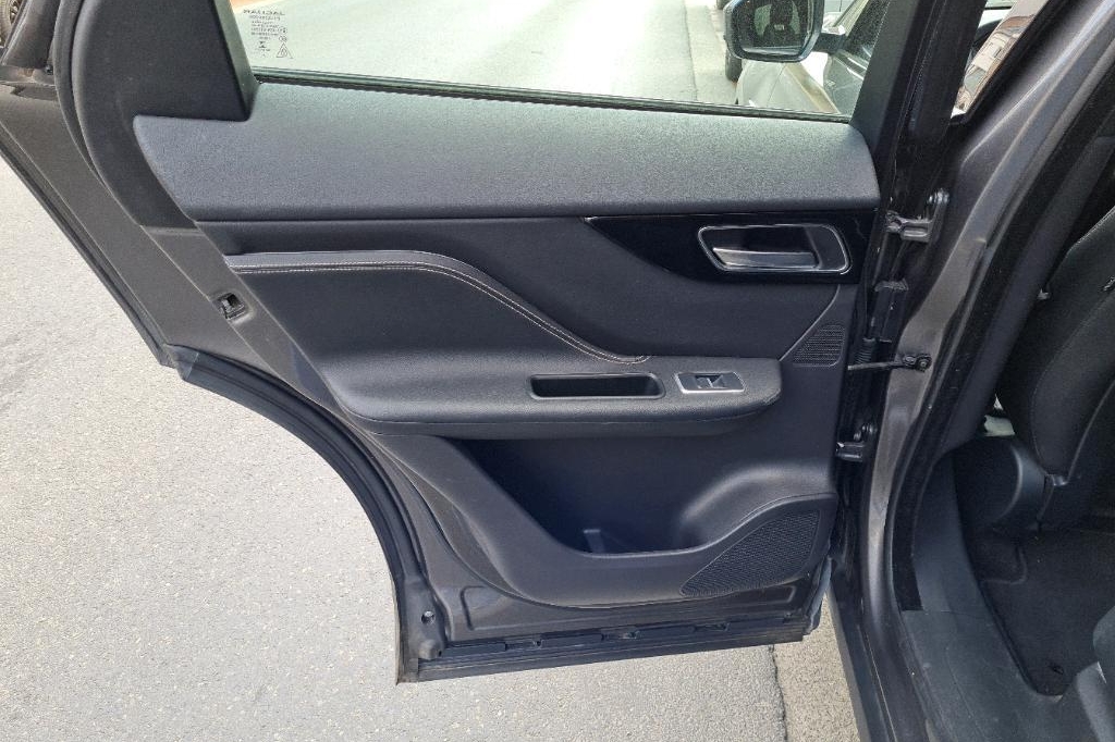 Jaguar F-Pace 2018 photo 37