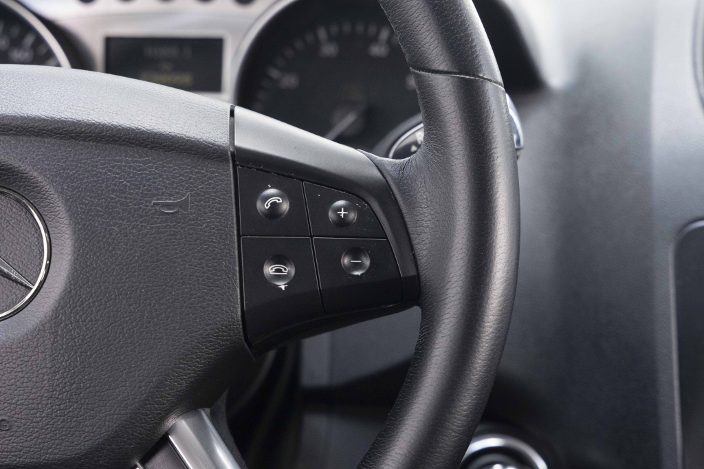 Mercedes-Benz M-Class ML500 W164 2006 photo 42