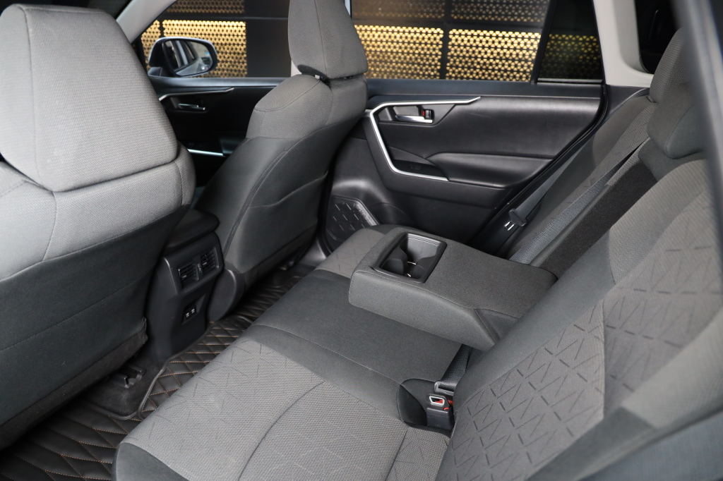 Toyota RAV4 2020 фото 6