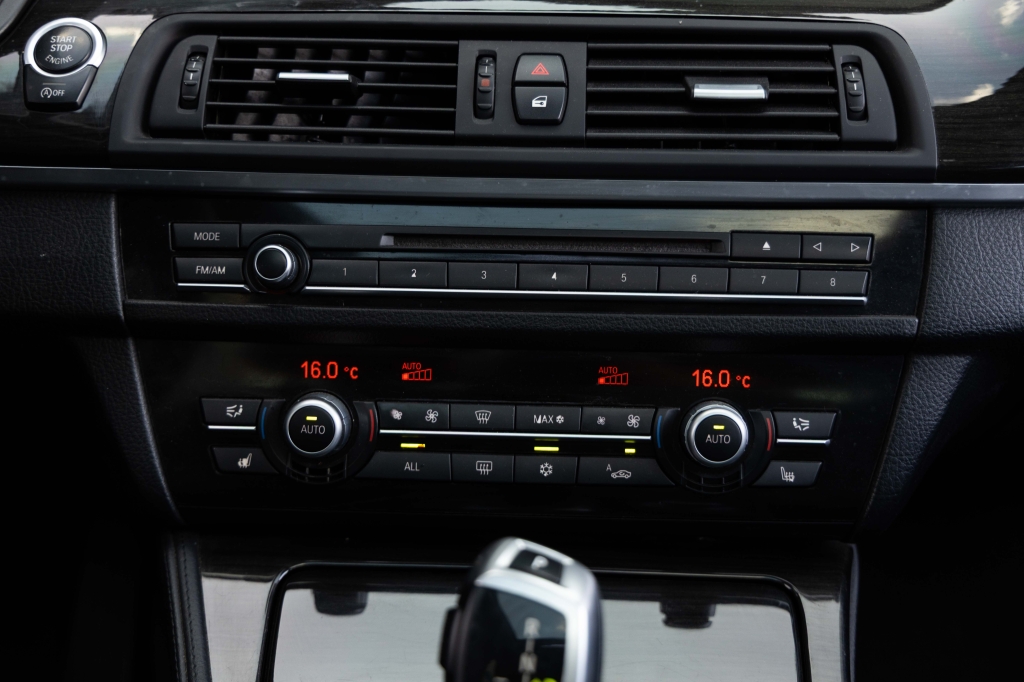 BMW 5 Series 2011 фото 24