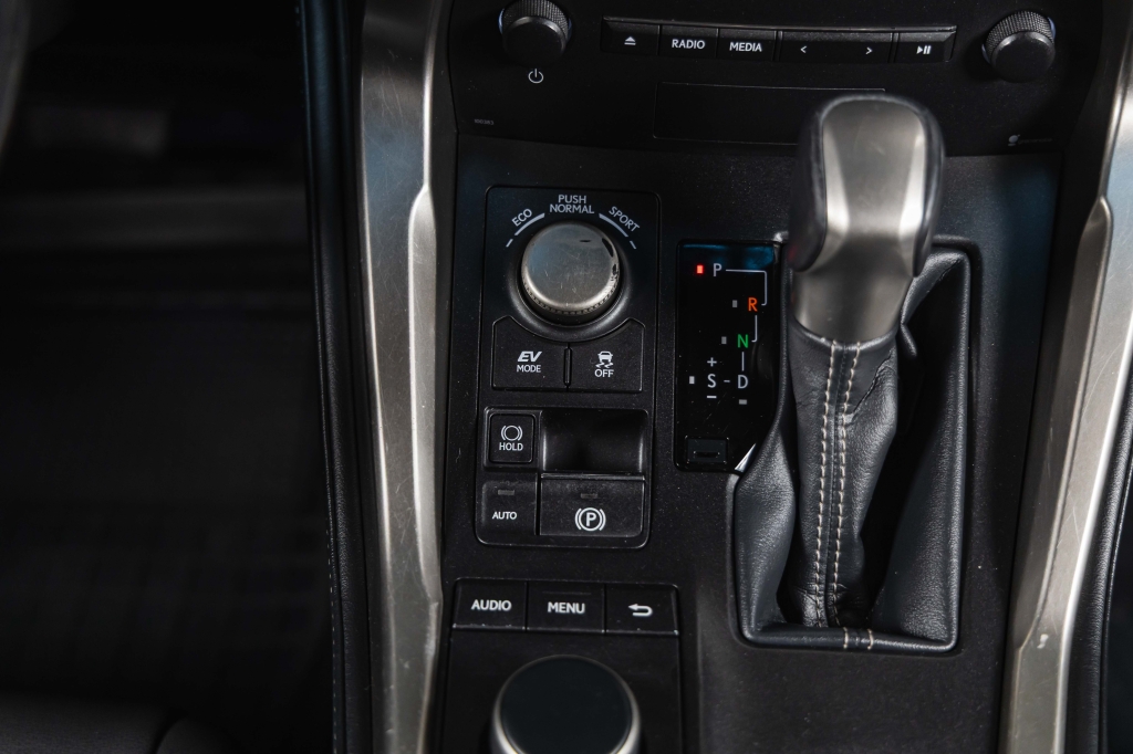 Lexus NX 300H 2016 фото 24