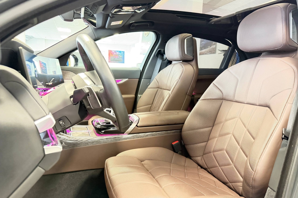 BMW i7 2024 фото 6
