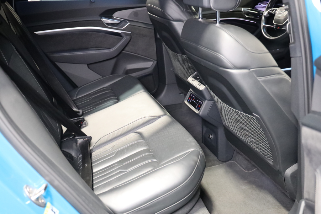 Audi e-tron S 2020 фото 26