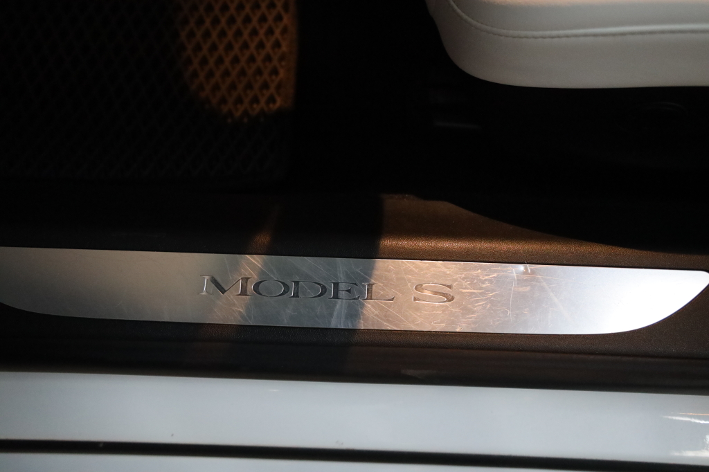 Tesla Model S 2017 фото 24