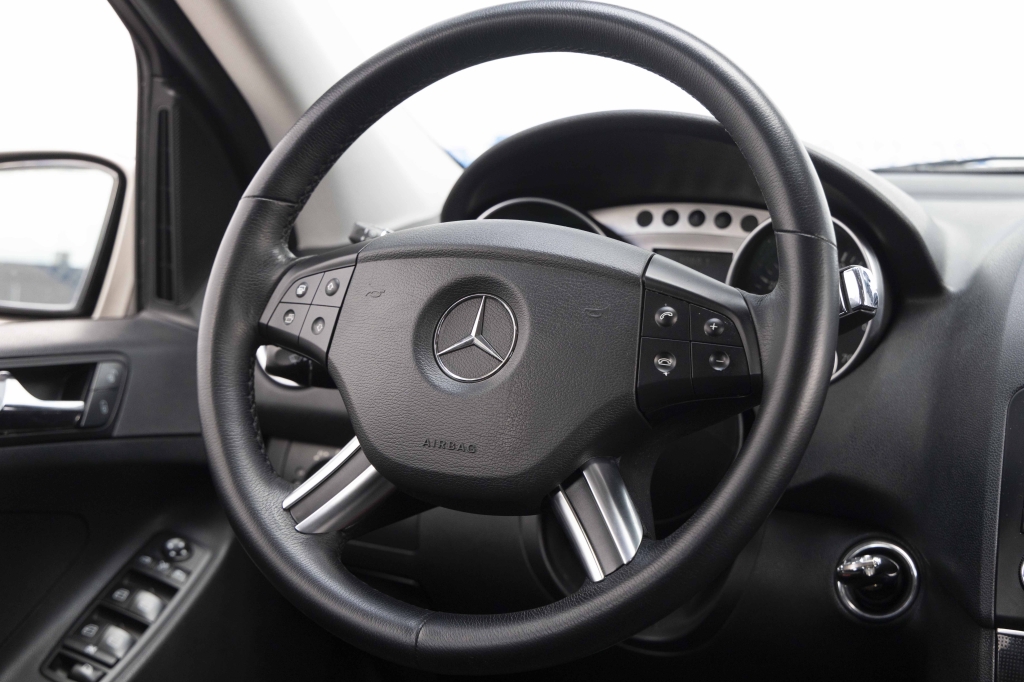 Mercedes-Benz M-Class ML500 W164 2006 photo 45