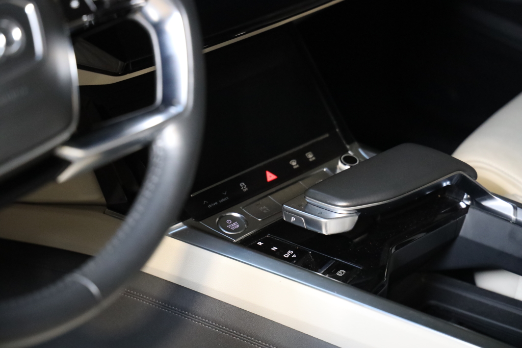 Audi e-tron 2019 фото 30