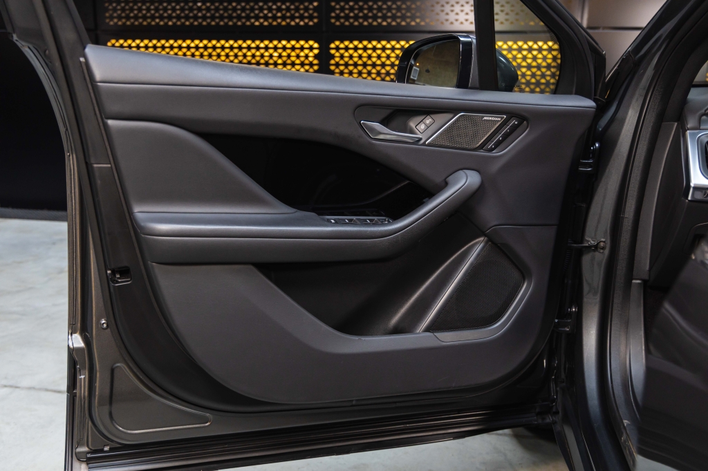 Jaguar I-Pace 2019 фото 16