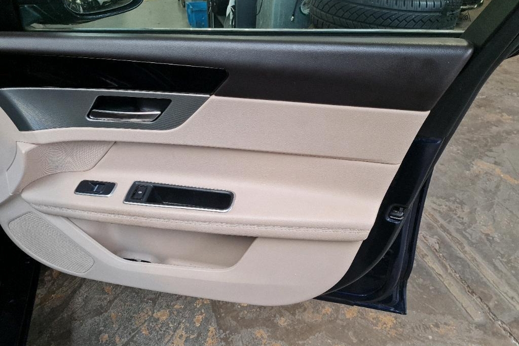 Jaguar XF Sportbrake 2018 фото 13