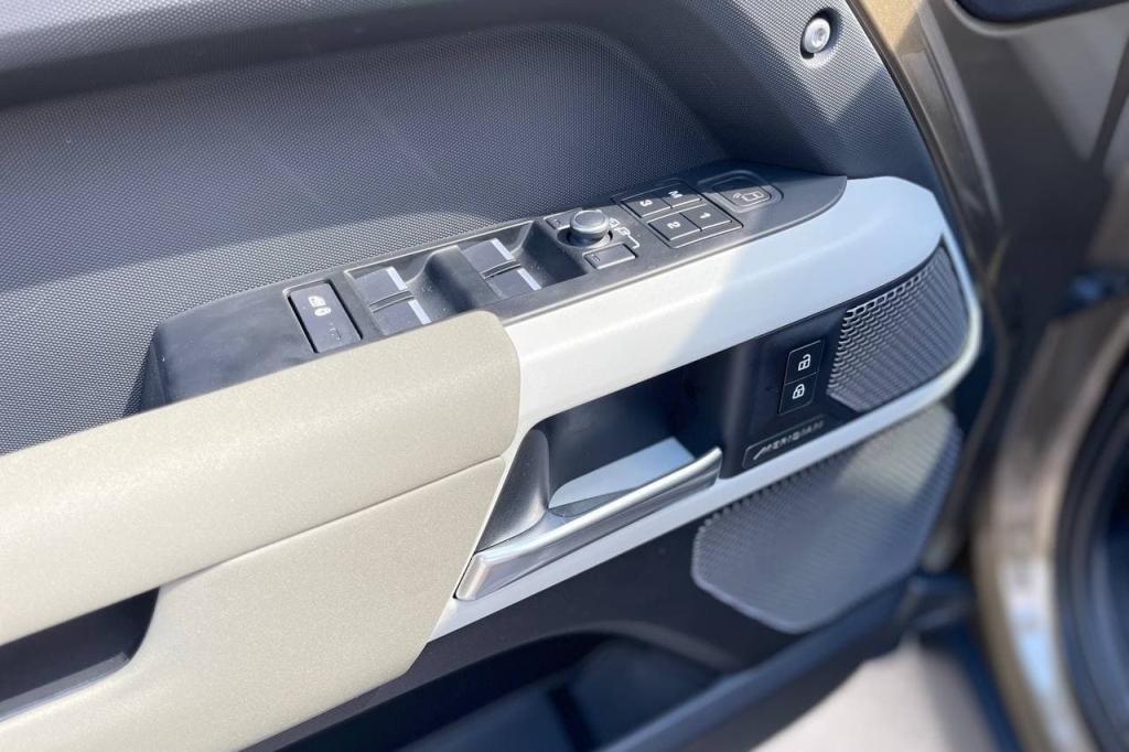 Land Rover Defender P300 XDynamic 2021 фото 21