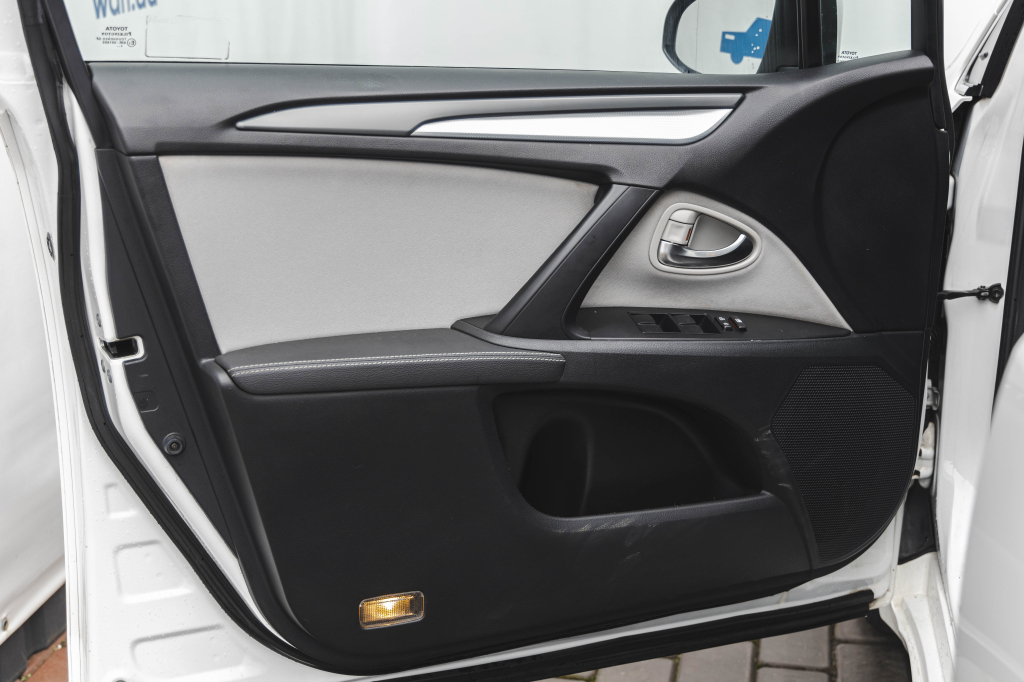 Toyota Avensis 2016 фото 13