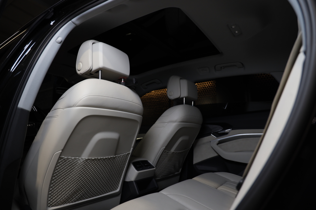 Audi e-tron 2019 фото 33