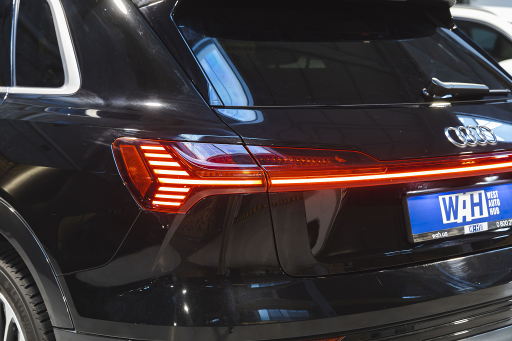 Audi e-tron 2020 фото 12