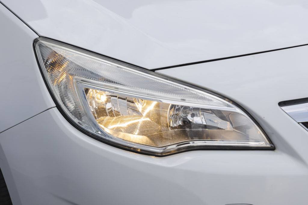 Opel Astra J 2011 фото 8