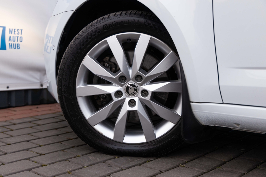 Skoda Octavia Laurin & Klement 2020 photo 2