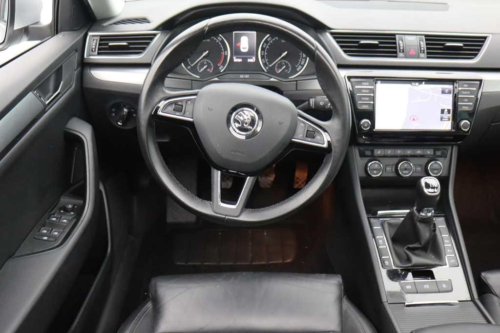 Skoda Superb Combi 2017 фото 1